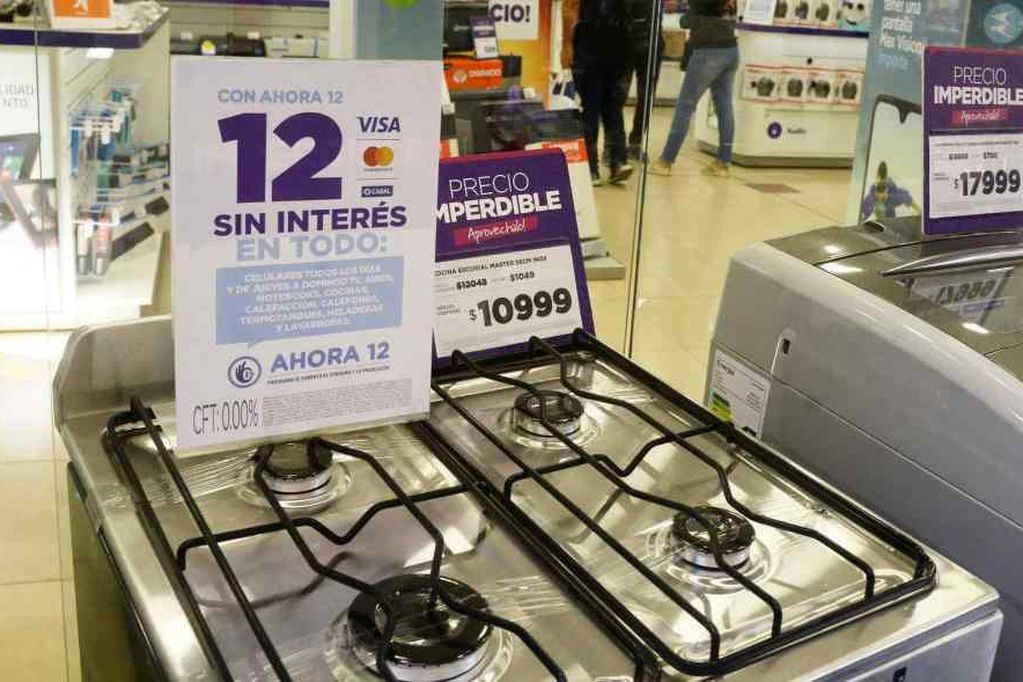 Ahora 12 sumó elementos de cocina y un kit para conexión domiciliaria de agua y cloacas