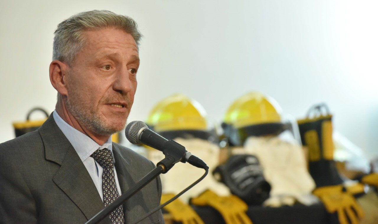 Arcioni firmó un convenio con la Federación de Bomberos Voluntarios para cancelar la deuda de más de 7 millones de pesos