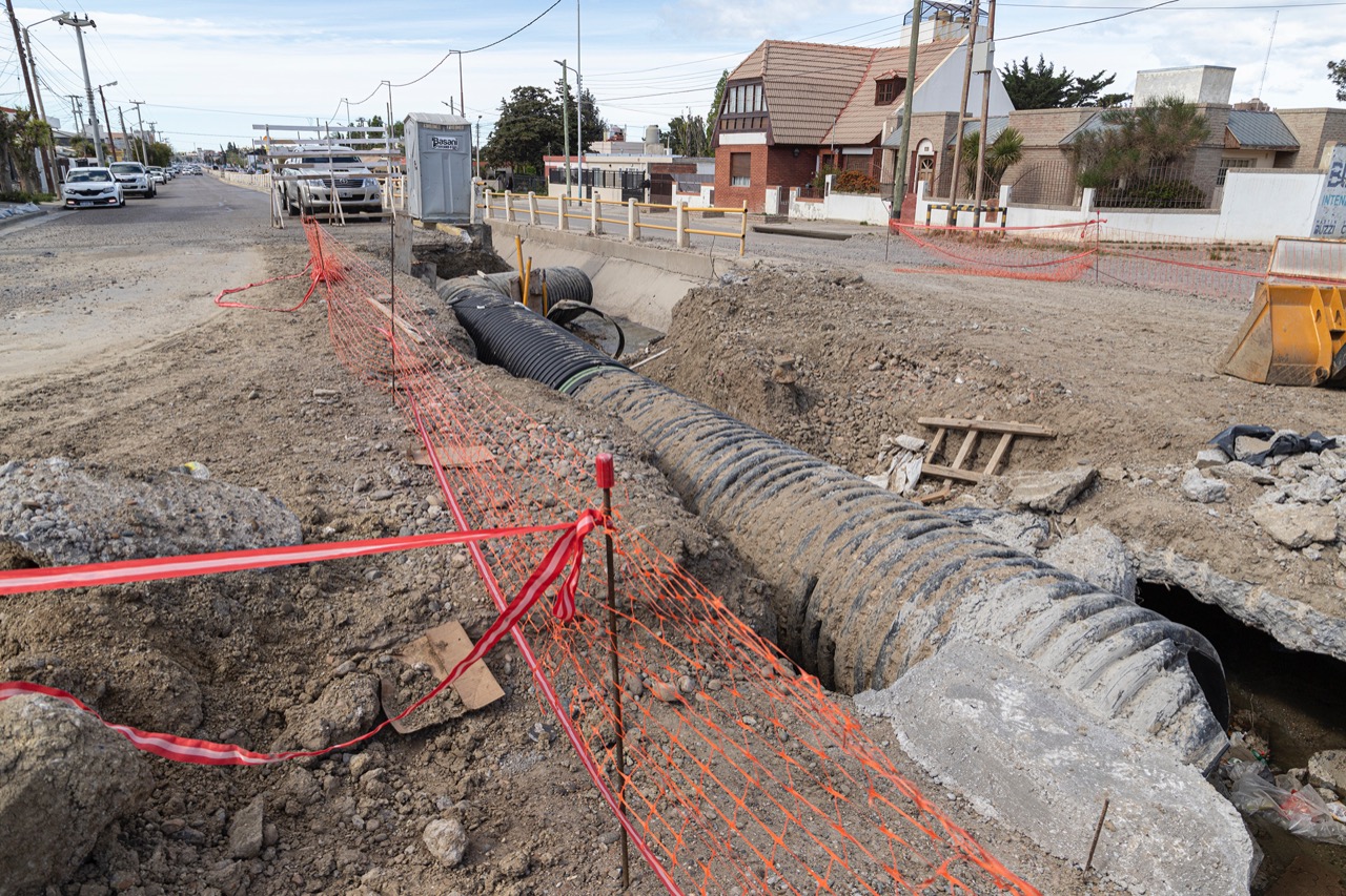 Avanza la obra de ensanchamiento del canal de avenida Roca