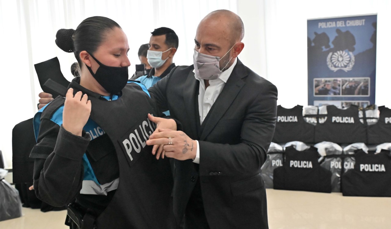Massoni y Gómez entregaron 480 chalecos balísticos a la Policía del Chubut con una inversión superior a 19 millones de pesos