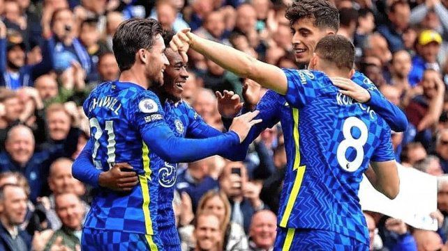 Chelsea goleó 7-0 a Norwich City y sigue en lo más alto de la Premier League