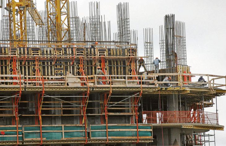 La construcción frenó su rebote en agosto y cedió 2,6% mensual
