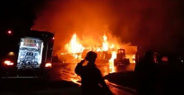 Incendiaron un campamento de Vialidad provincial en Río Negro, la gobernadora denunció que fueron Mapuches y pidió la intervención de las fuerzas federales