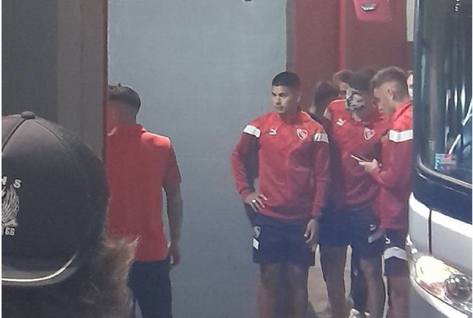 Barras de Independiente se metieron al vestuario e increparon a los jugadores