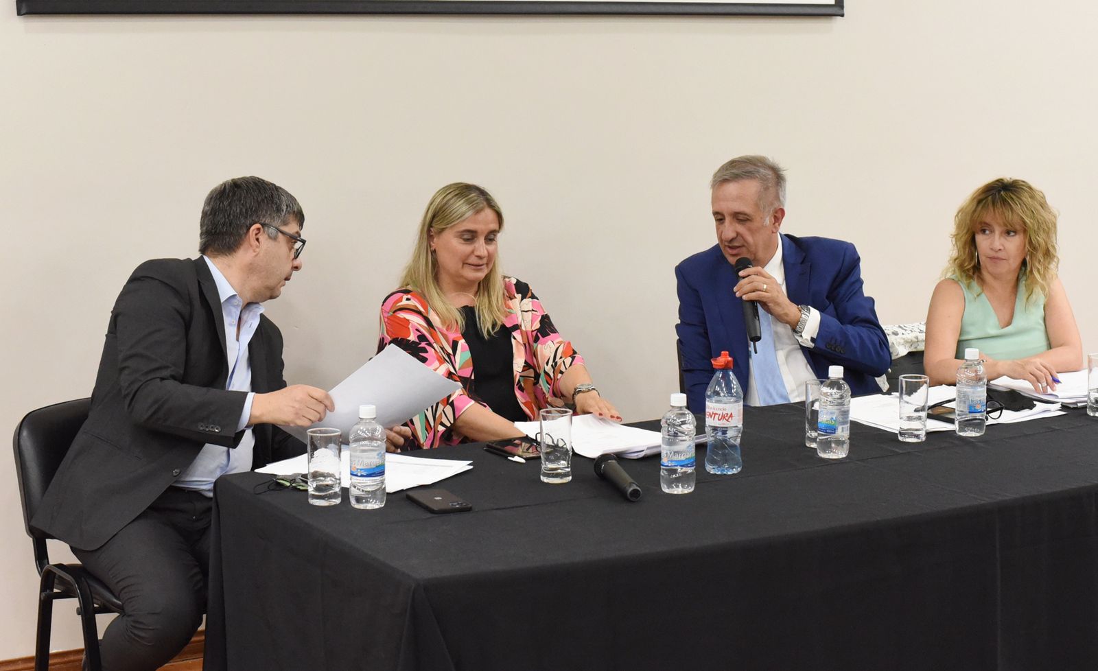 Chubut: El Gobierno advirtió a los diputados que si no se refinancia la deuda en dólares “corre peligro el pago de sueldos y aguinaldos” de diciembre