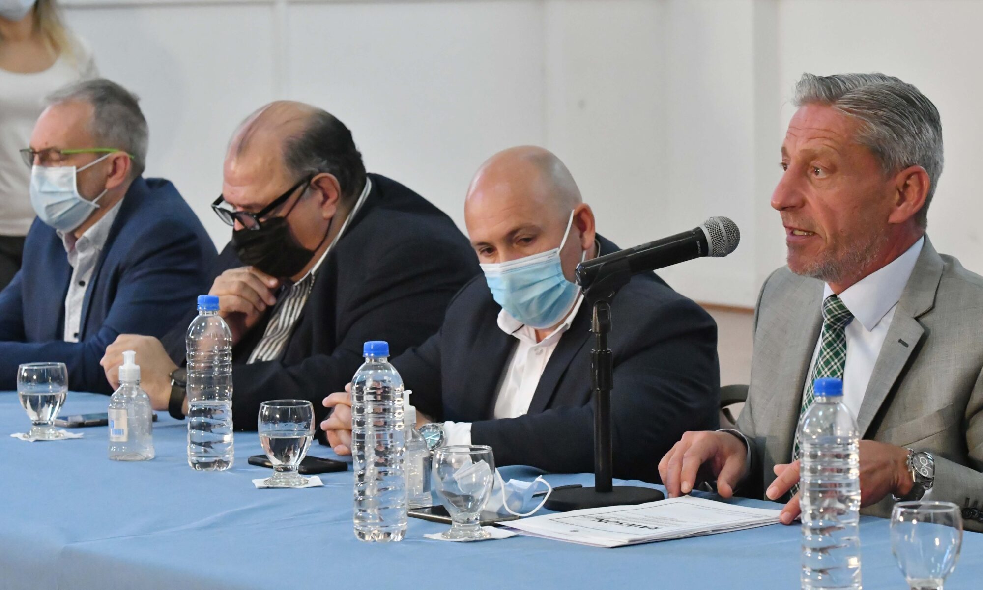 Arcioni encabezó la apertura de sobres para obras turísticas y de Salud en Los Altares y Puerto Madryn