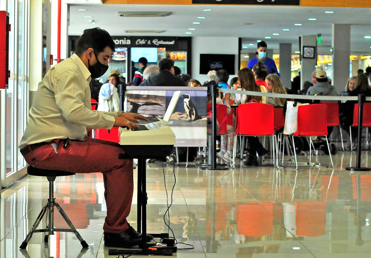 Un pianista tocó música para pasajeros que llegaban y partían del aeropuerto Almirante Zar de Trelew