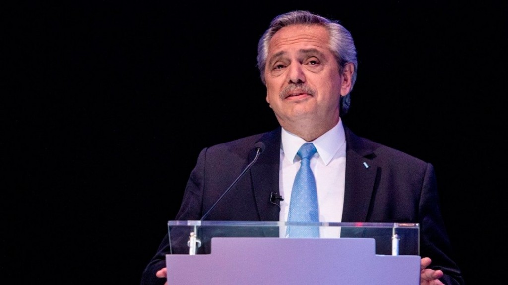 Alberto Fernández afirmó que el Frente de Todos está poniendo “de pie” el país que Macri dejó “de rodillas”