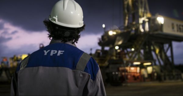 Calificadora de riesgo destacó la mejora crediticia de YPF