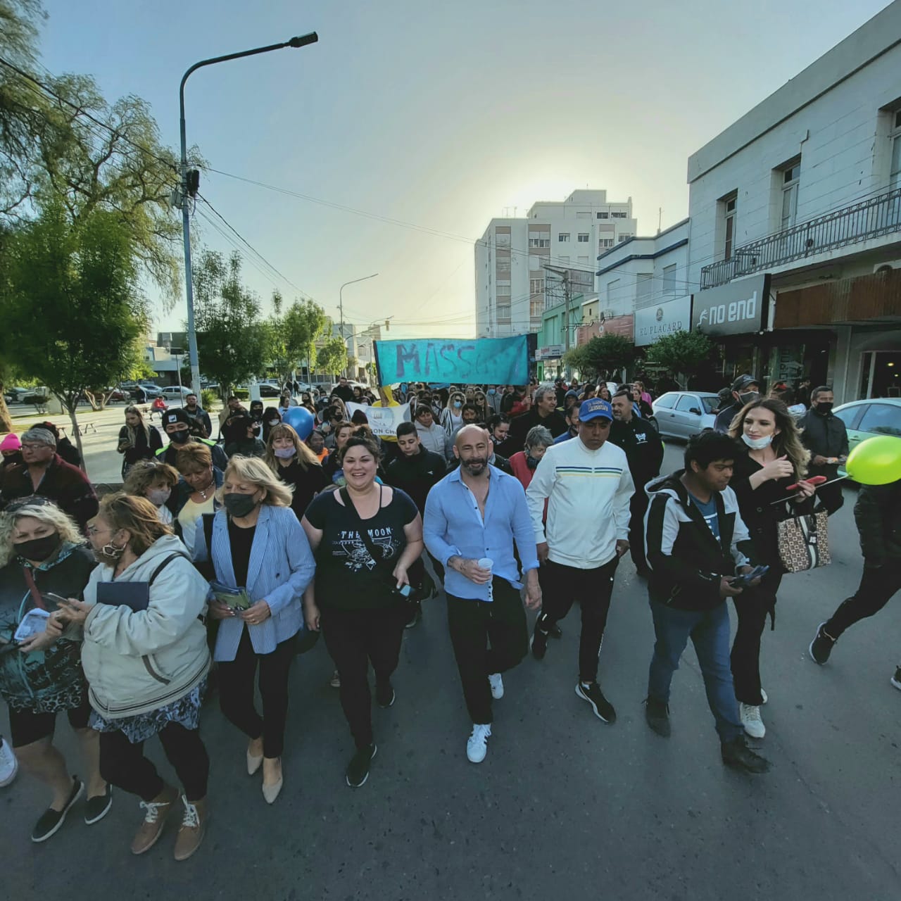 Massoni: “Vienen todos a Chubut a hacer turismo electoral”