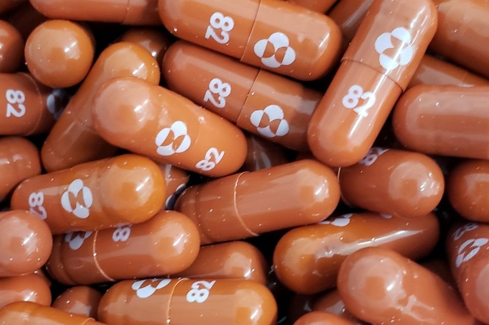 El Reino Unido aprobó el primer e “histórico” tratamiento en comprimidos contra el coronavirus