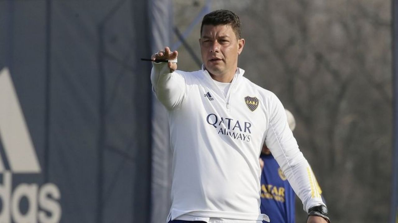 En medio de los rumores de su salida de Boca, Battaglia sorprendió con un comunicado