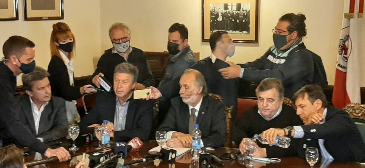 Menna cruzó a Alberto Fernández: Tildó al Gobierno de “fracasado” y dijo que “piensa seguir gobernando por DNU, pese al mensaje de las urnas”