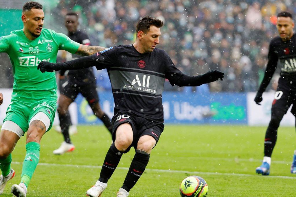 Con un Messi imparable y un gol de Di María, el PSG le ganó al Saint-Etienne