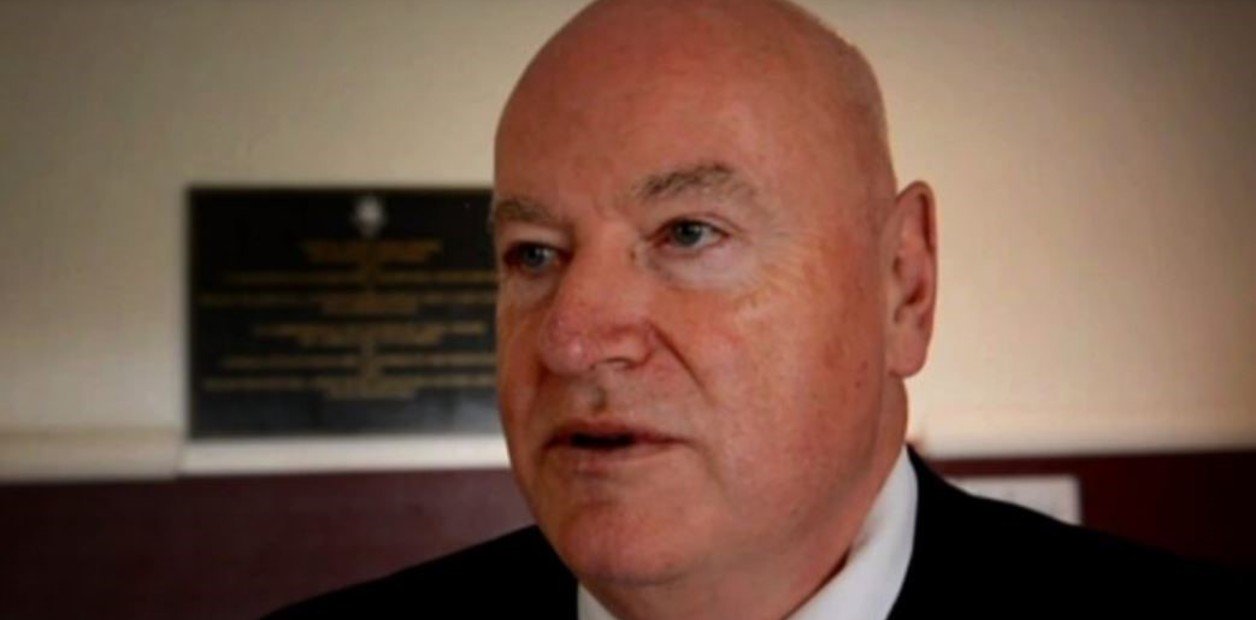 Dirige un colegio galés y ordenó no darles de comer a chicos cuyos padres no tengan la cuota al día