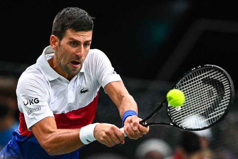 Djokovic pasó a la final del Masters 1000 de París y terminará el año como número 1