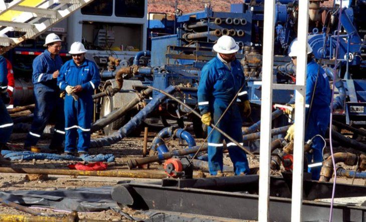 Empresas y sindicatos acordaron adelantar 15 por ciento de aumento para trabajadores petroleros