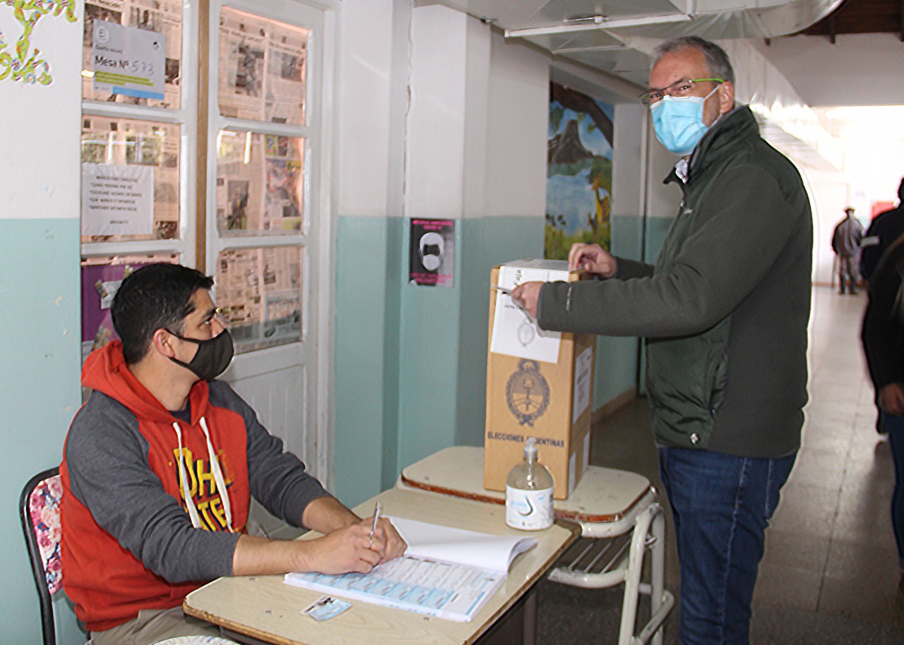 Puratich votó, esperará los resultados en Comodoro y dijo que es un “orgullo” participar en una elección para representar a Chubut en el Congreso