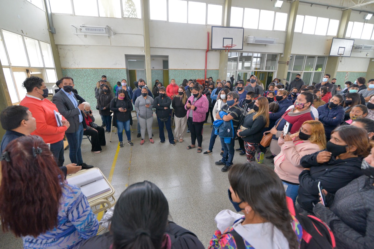 Padres de alumnos de la Escuela N° 793 tomaron el edificio por el pésimo estado y Maderna ofició de nexo ante Provincia para resolver los problemas