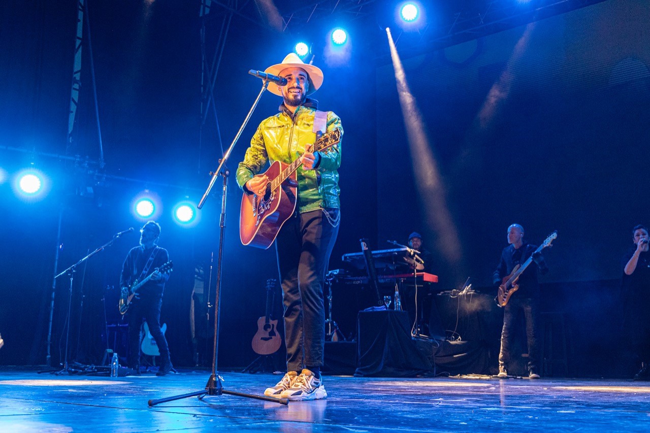 Finalizó la Feria del Libro en Comodoro Rivadavia con una masiva fiesta en la Costanera y con Abel Pintos haciendo delirar al público