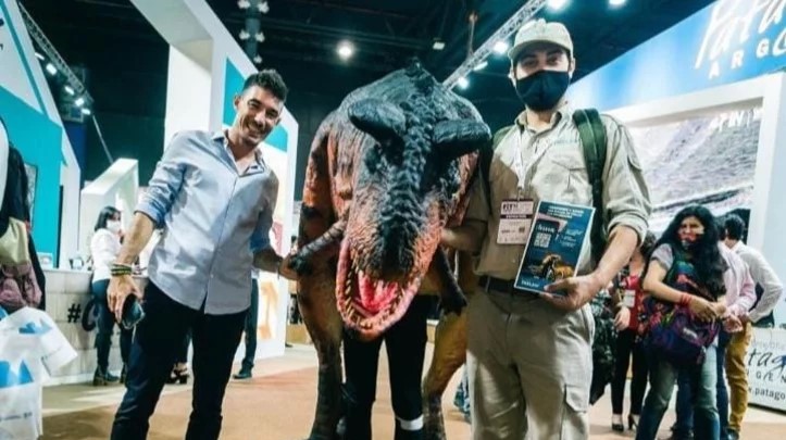 Trelew se promociona en la Feria Internacional de Turismo con un divertido dinosaurio