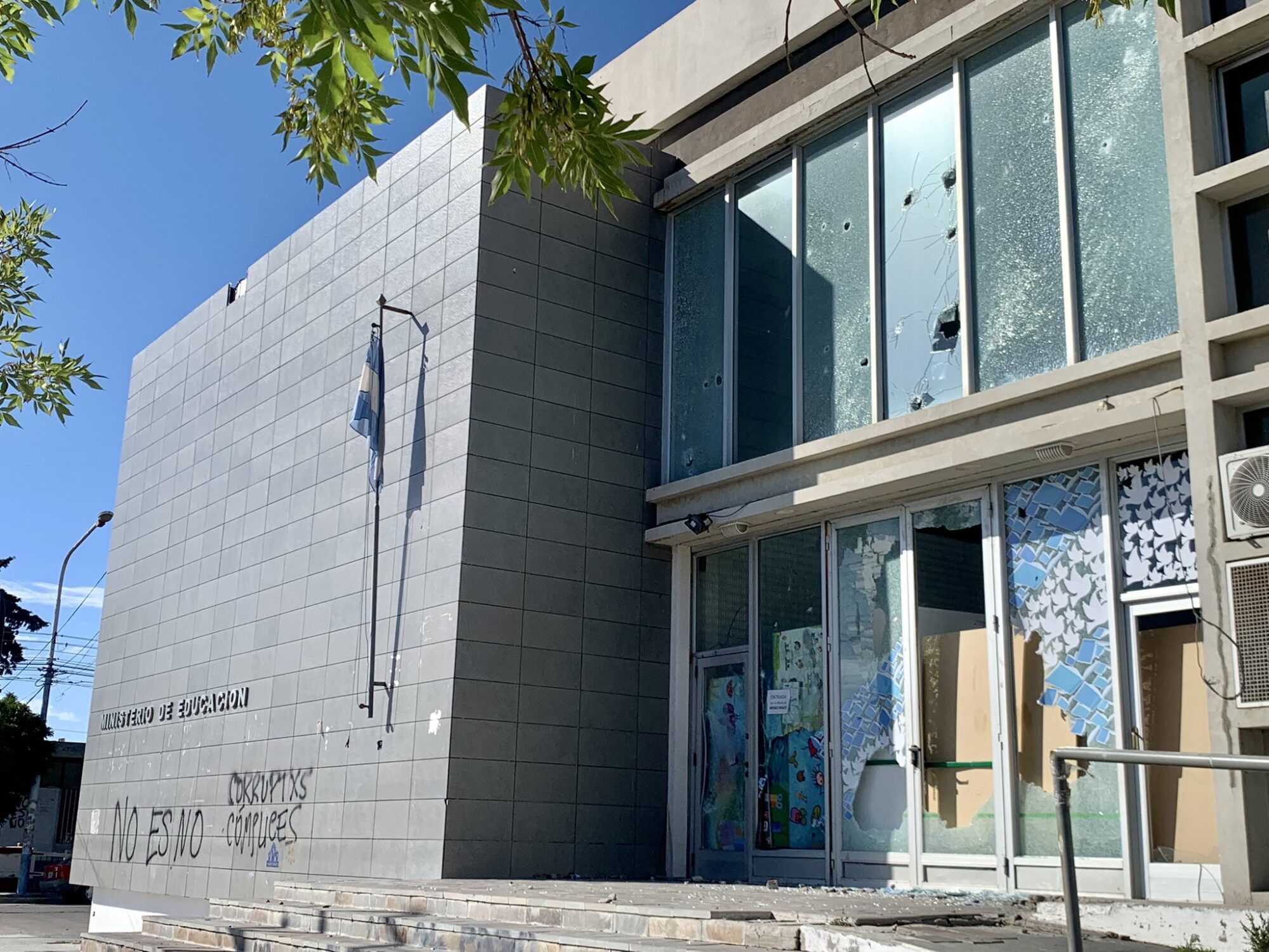 Protesta Antiminera: Educación repudió la violencia y aseguró que los destrozos demandarán una cifra millonaria de fondos