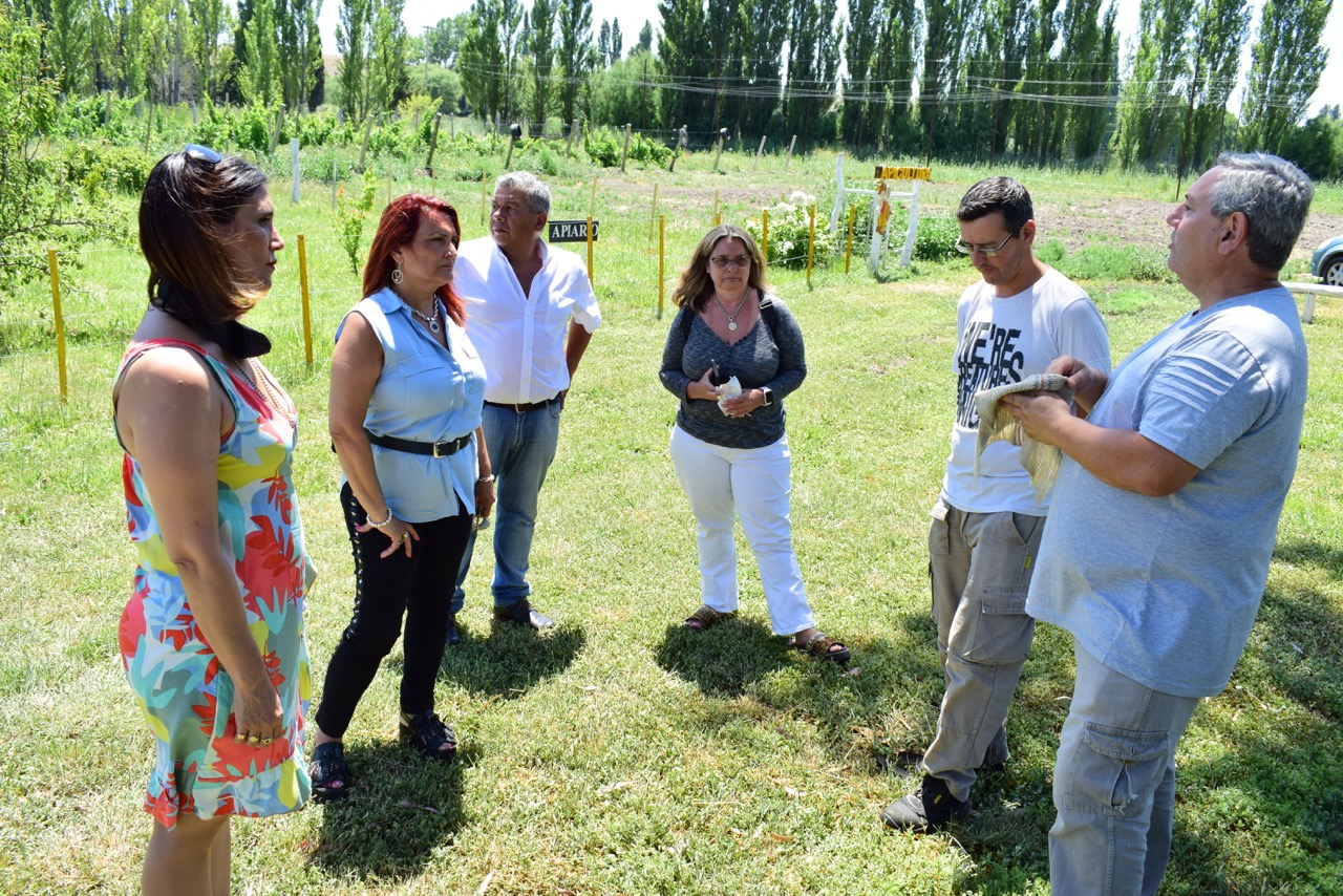 El Gobierno monitoreó el avance de viñedos y plantaciones de lúpulo en el Centro Arturo Roberts de Gaiman