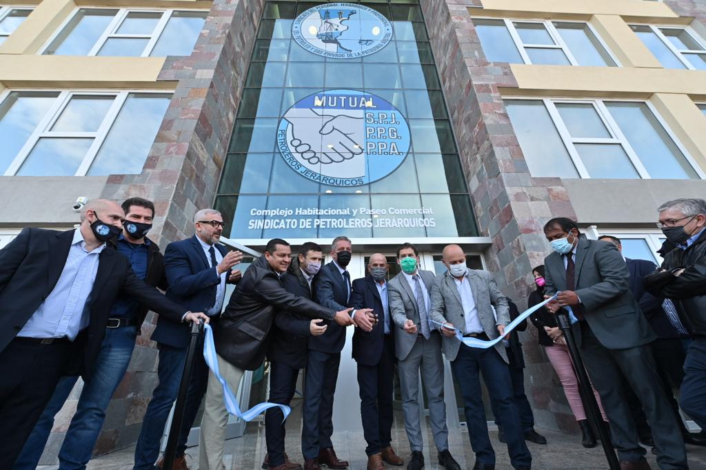 Arcioni, Sastre y Luque inauguraron un complejo comercial y habitacional del Sindicato del Personal Jerárquico y Profesional del Petróleo