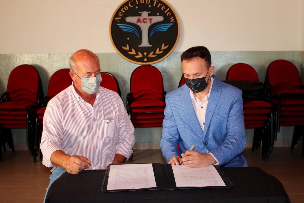 Maderna firmó comodato para la cesión de una Aeronave al Aeroclub