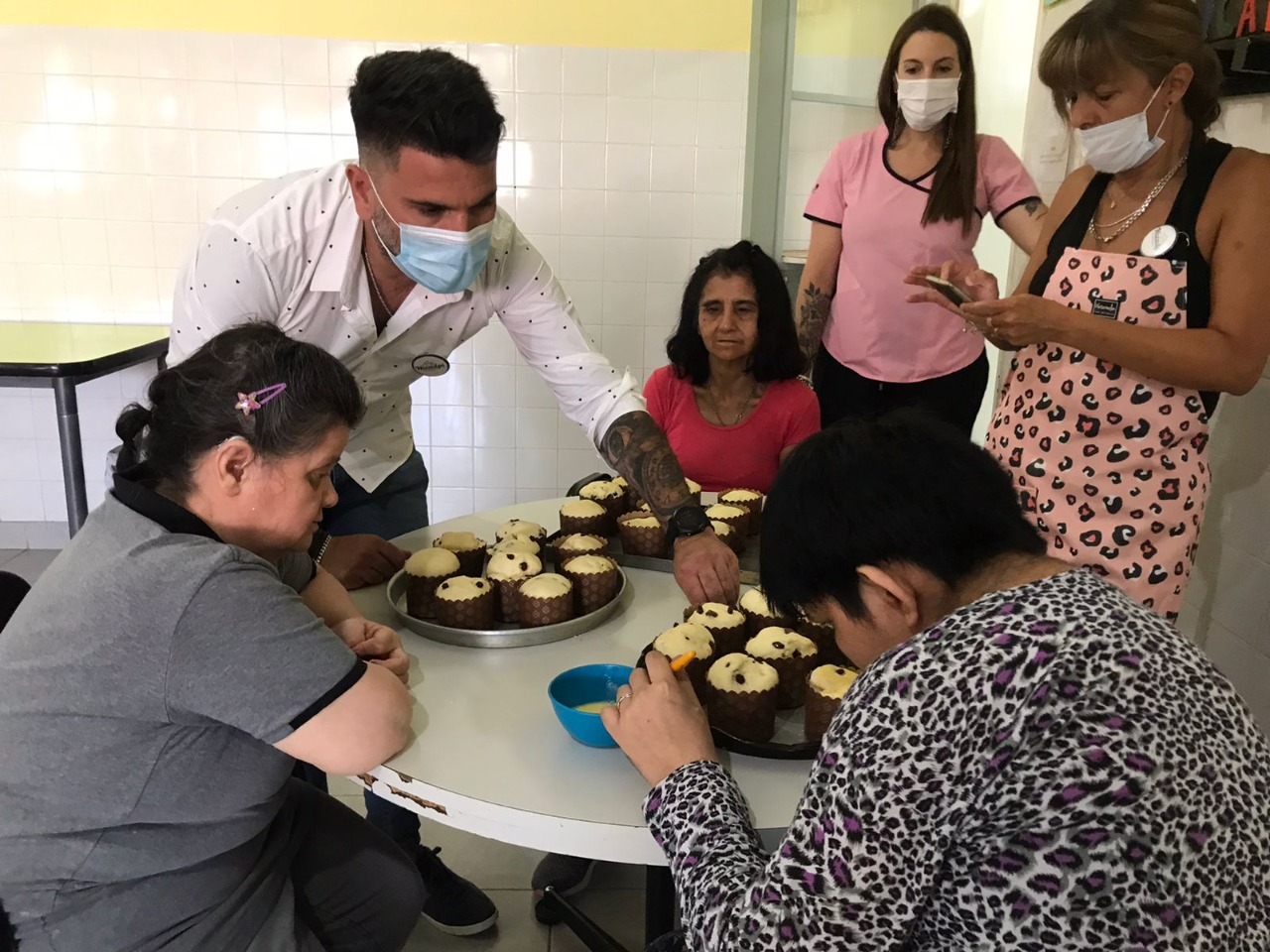 Jóvenes y adultos de NICADPI Trelew realizaron panes dulces para esta Navidad