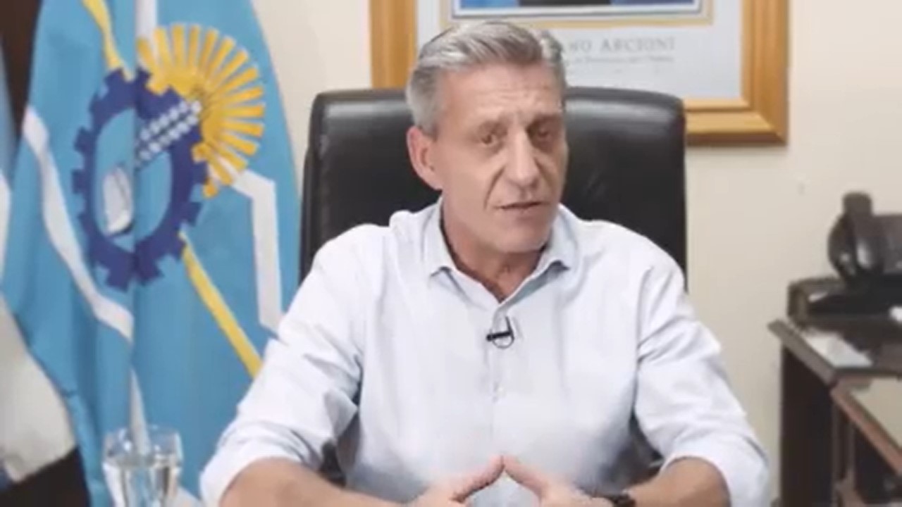 Arcioni llegó a Casa de Gobierno y brindaría un mensaje grabado tras los destrozos de sectores antimineros en varias ciudades