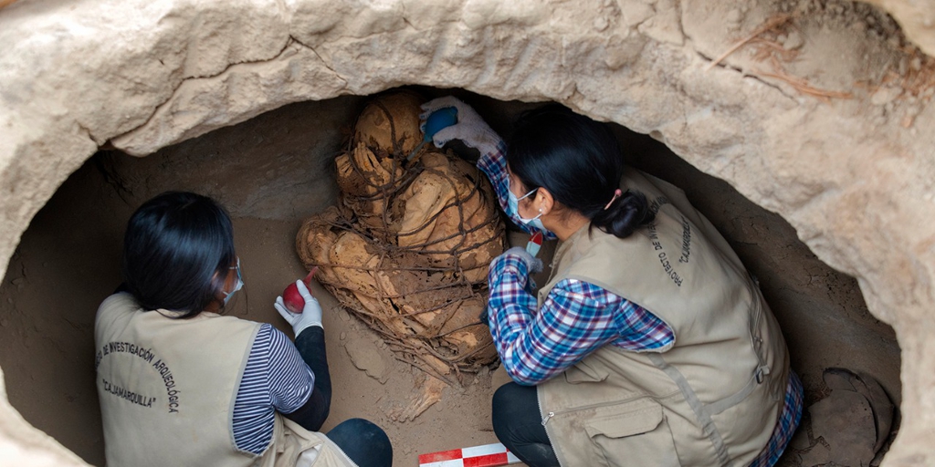 Encuentran momia preincaica atada con sogas con 1.000 de antigüedad