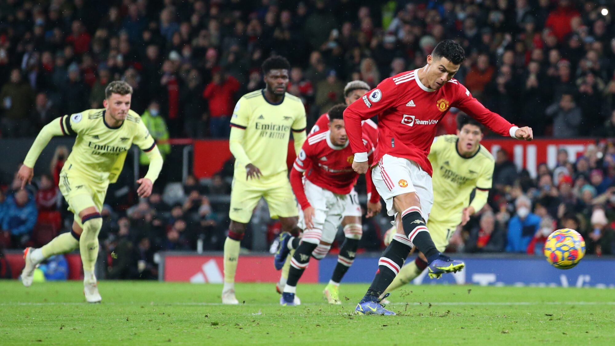 Manchester United derrotó al Arsenal y Ronaldo llegó a los 801 goles en su carrera con un doblete