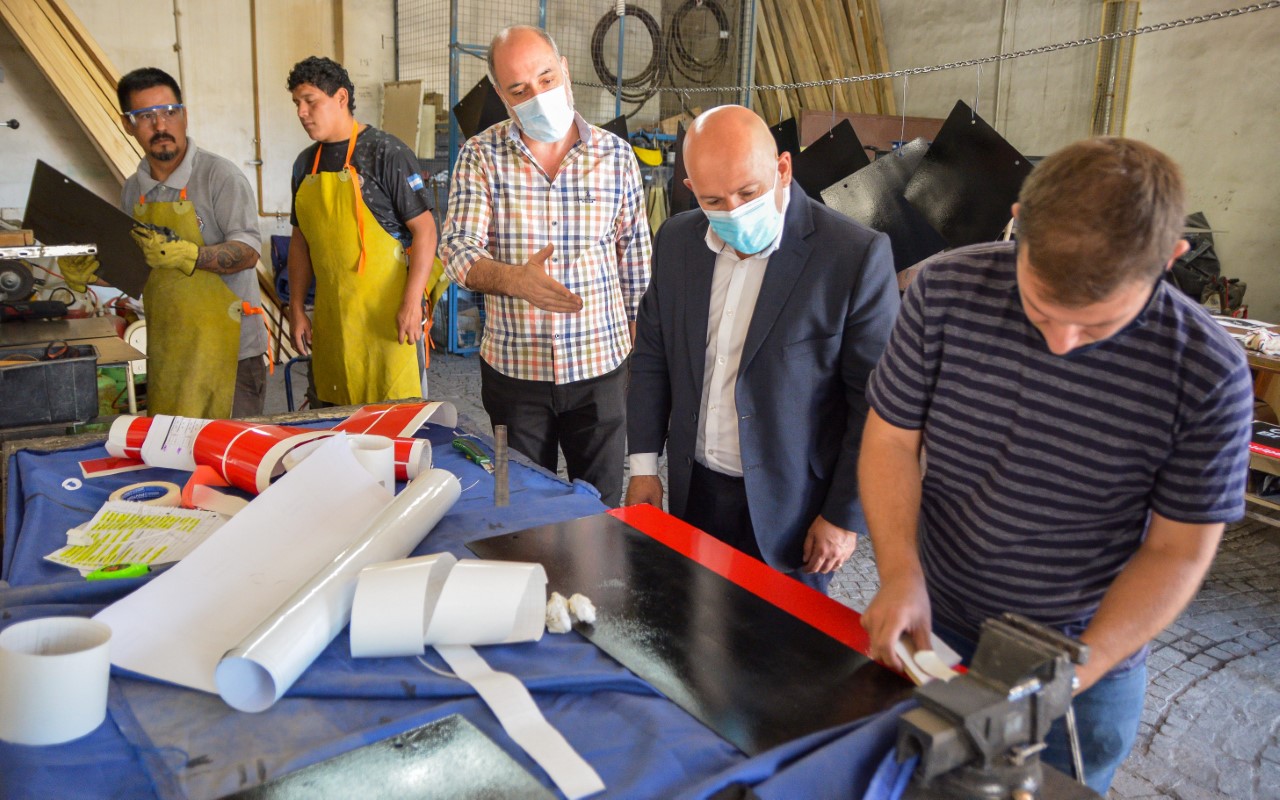 Sastre recorrió los talleres municipales en donde elaboran carteles nomencladores para la ciudad