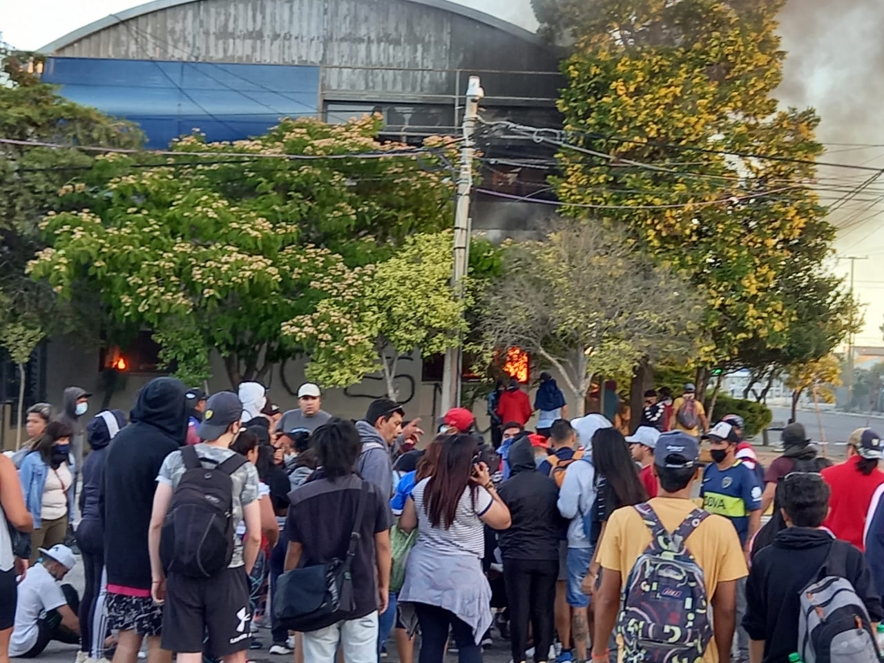 Protesta antiminera: Prendieron fuego la plaza de Rawson, el Superior Tribunal de Justicia y vehículos