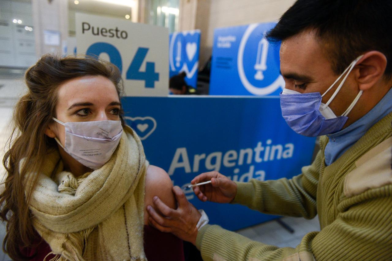 El 70 por ciento de los argentinos ya tiene el esquema completo de vacunación contra el coronavirus
