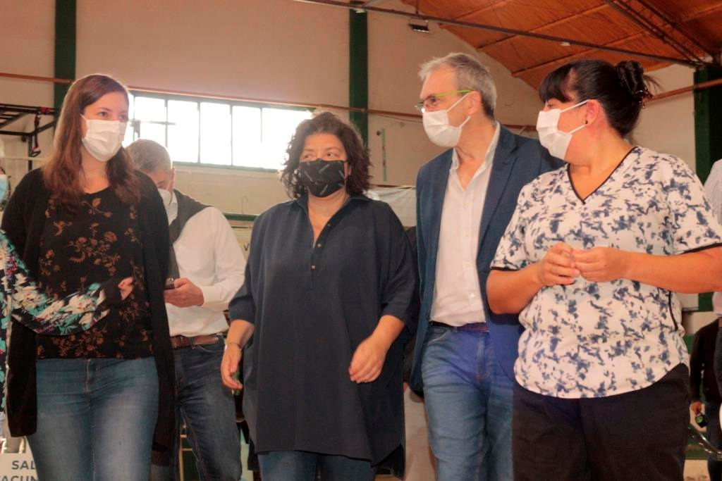 Vizzotti y Puratich recorrieron el vacunatorio de Rawson y destacaron el trabajo que realiza el personal de salud