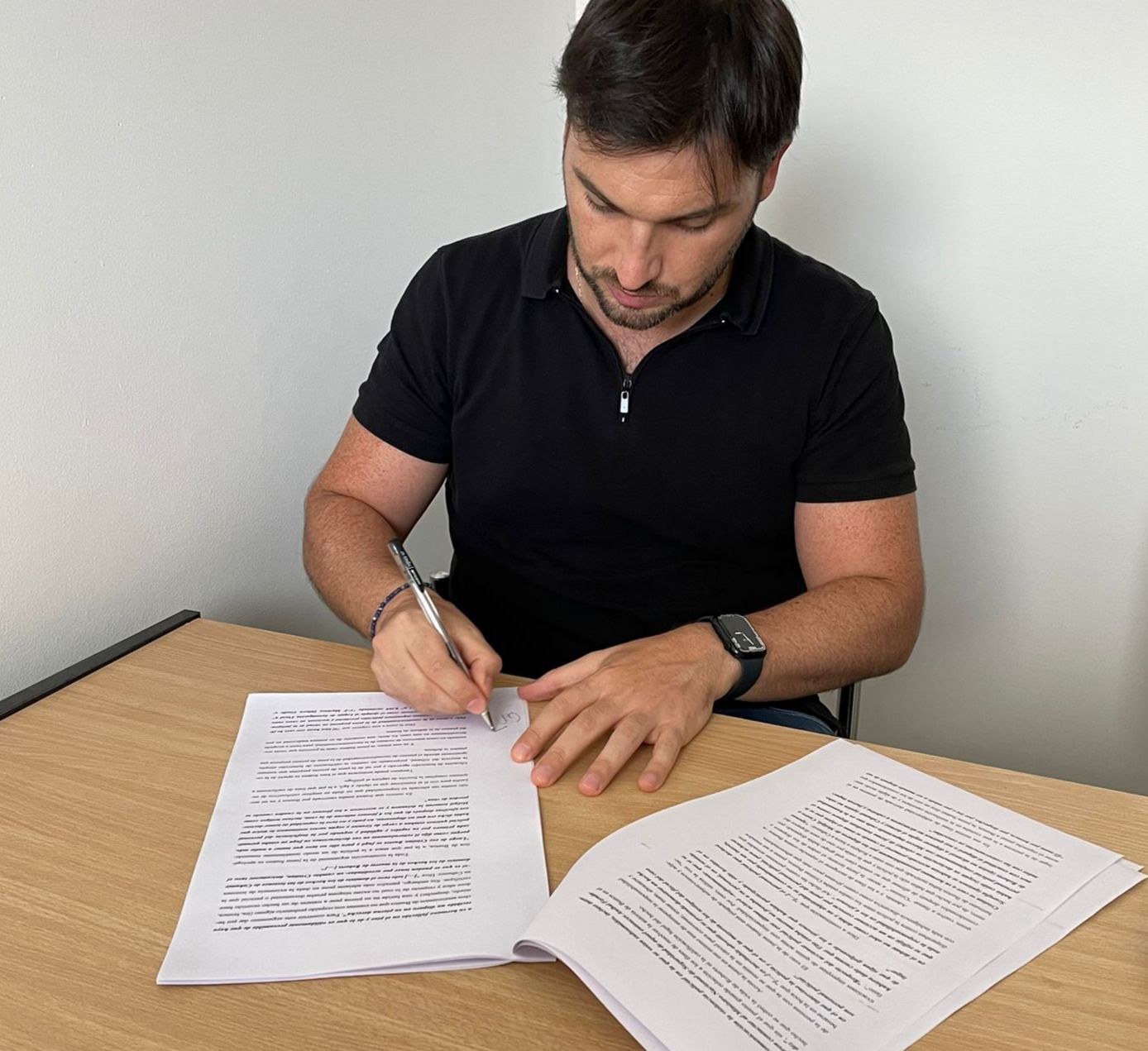 Torres formalizó denuncia contra la jueza Suárez con el  apoyo de familiares del policía asesinado por “Mai” Bustos