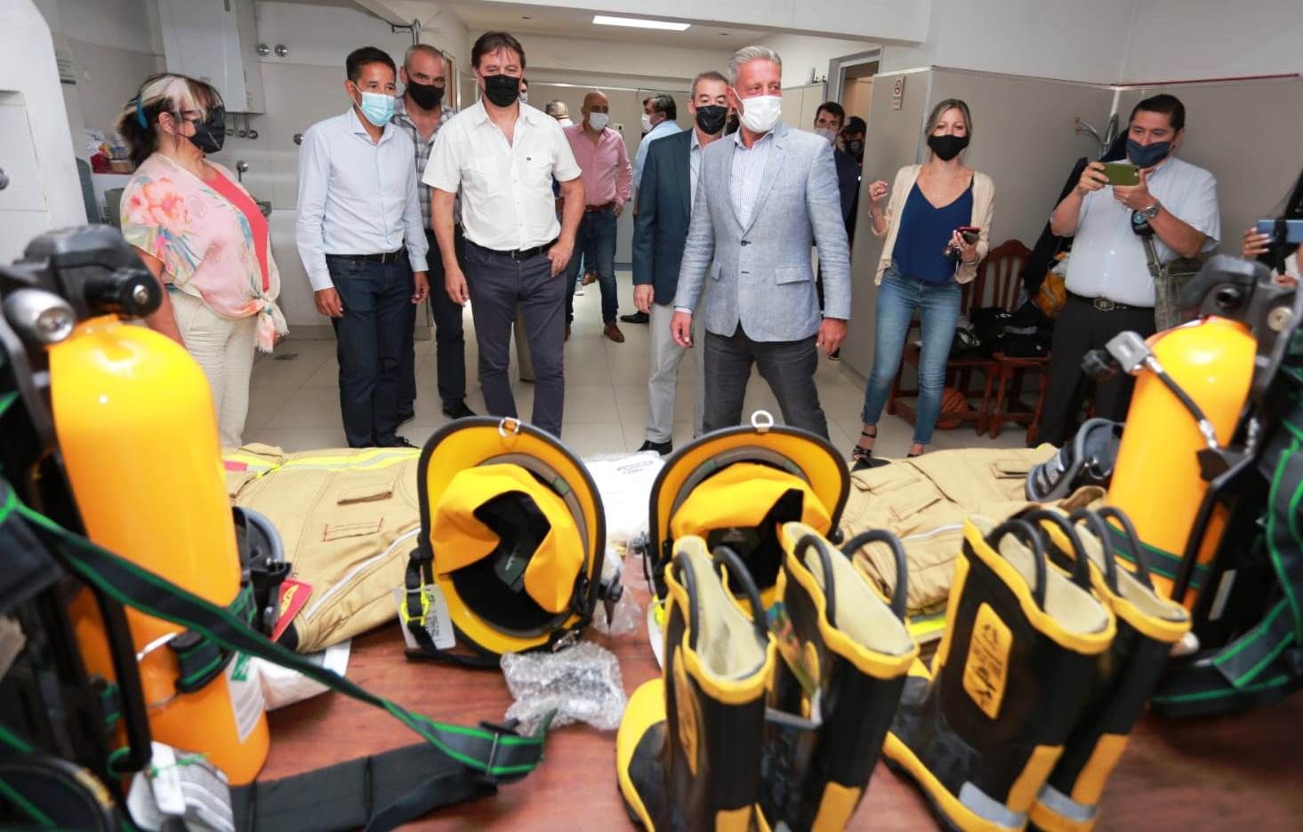 Rada Tilly: Arcioni encabezó donación de equipamiento y confirmó la construcción de un Centro de Entrenamiento para bomberos