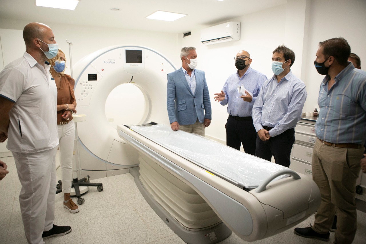 Arcioni encabezó la puesta en funcionamiento del nuevo tomógrafo del Hospital Alvear en Comodoro Rivadavia