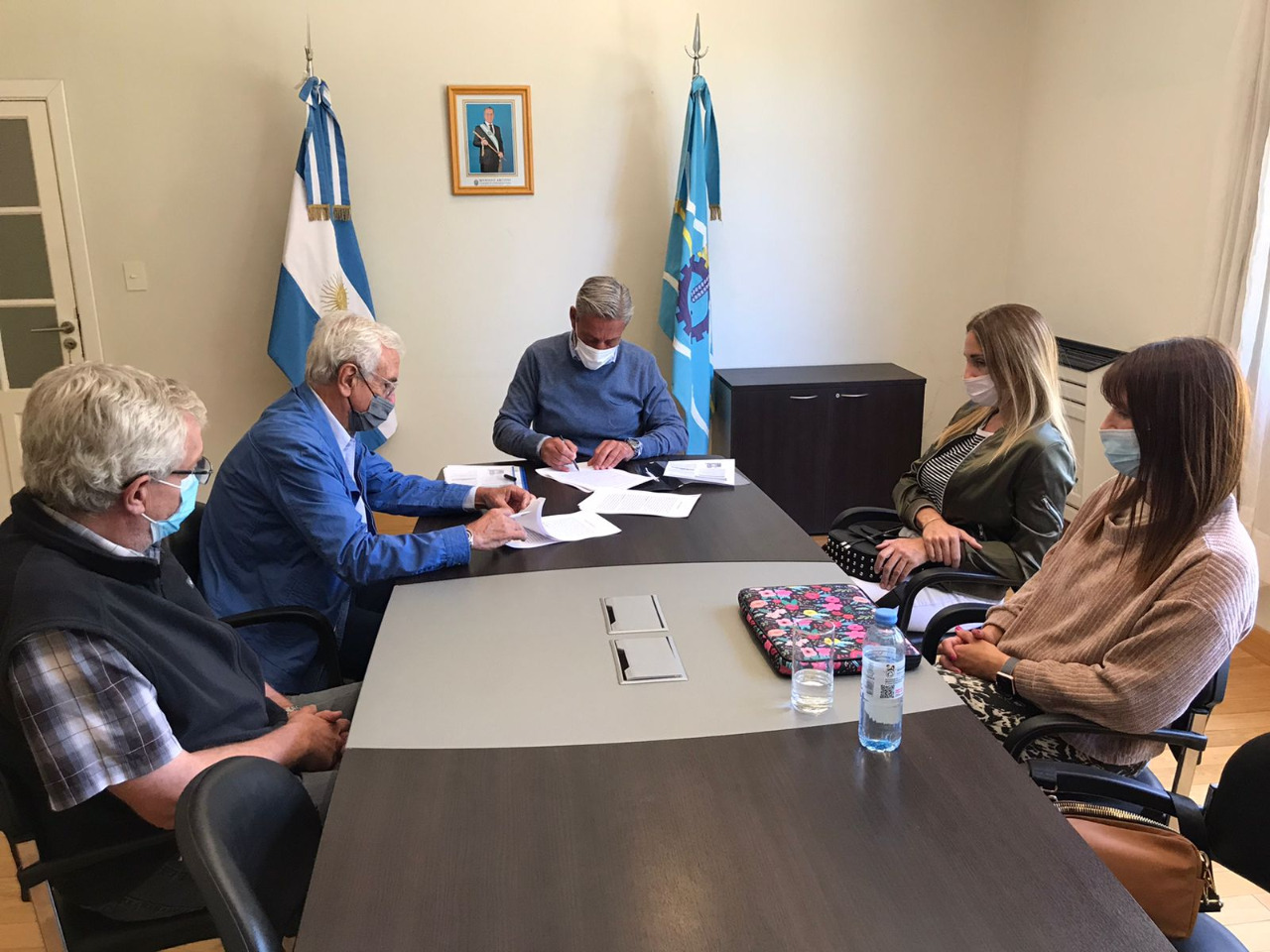 Arcioni firmó contratos de obra para la construcción de 37 viviendas en el barrio Próspero Palazzo de Comodoro Rivadavia