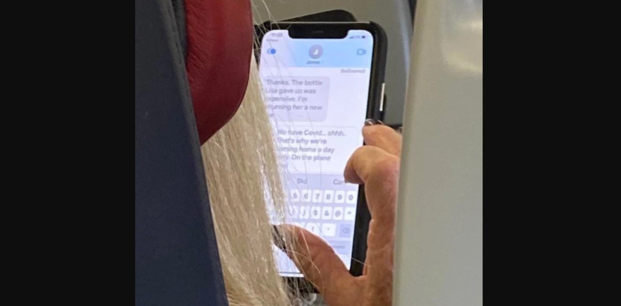 Viajaba en avión, espió los mensajes de otra pasajera y descubrió que tenía Covid