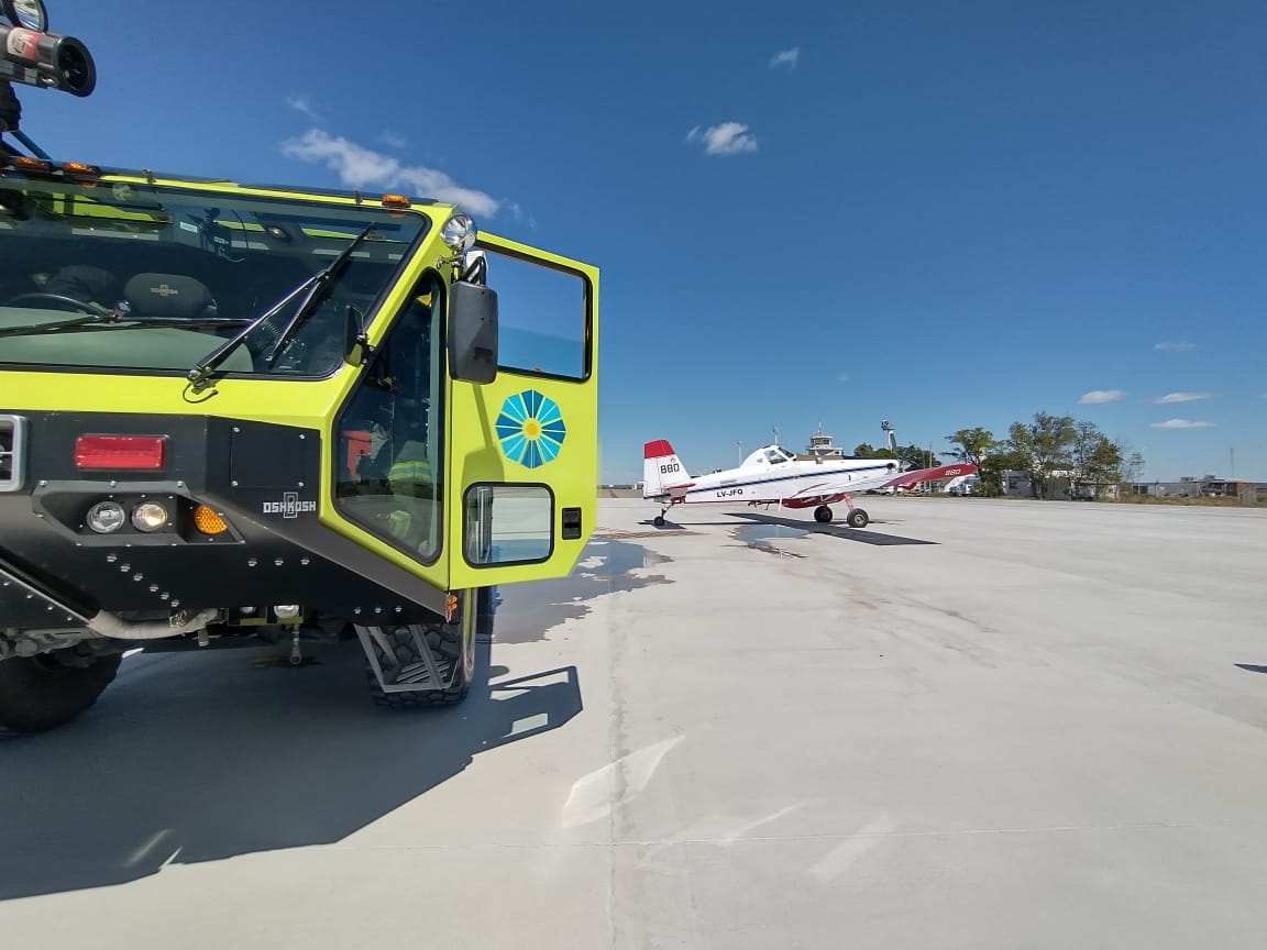 Los aviones hidrantes empiezan a operar en el área afectada por el incendio en Puerto Madryn