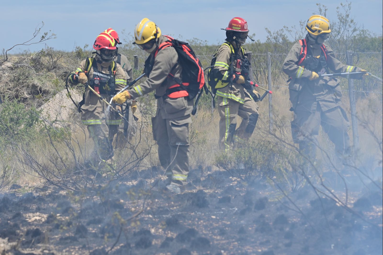 Incendio en Puerto Madryn: Hay tres focos activos y el más complejo será combatido con los aviones hidrantes