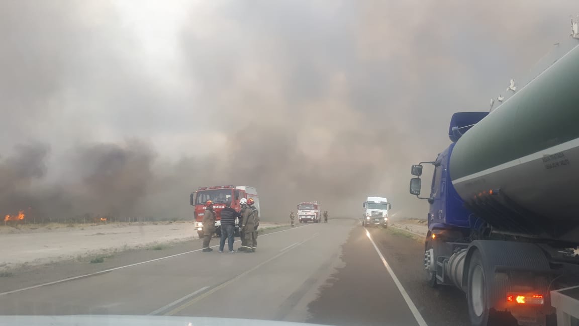 Incendio en Puerto Madryn: Policía evacúa en caravanas a las personas aisladas en Pirámides
