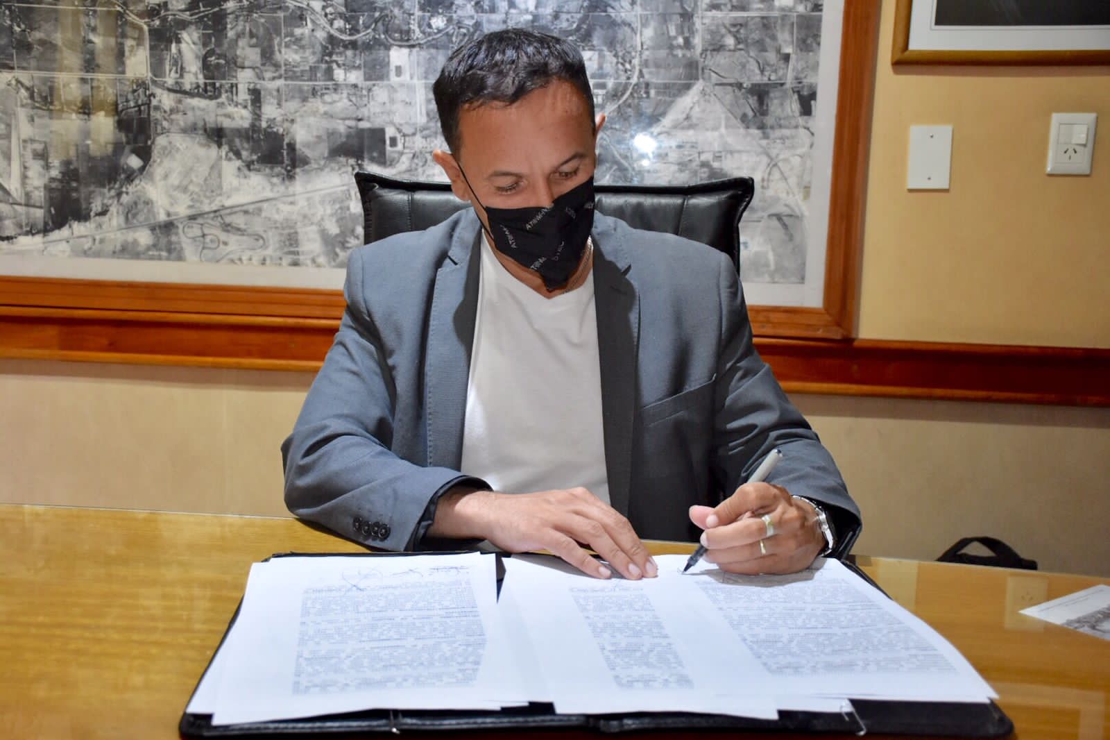 Maderna firmó contratos para obras de redes de agua potable en la zona de chacras por más de $ 123 millones