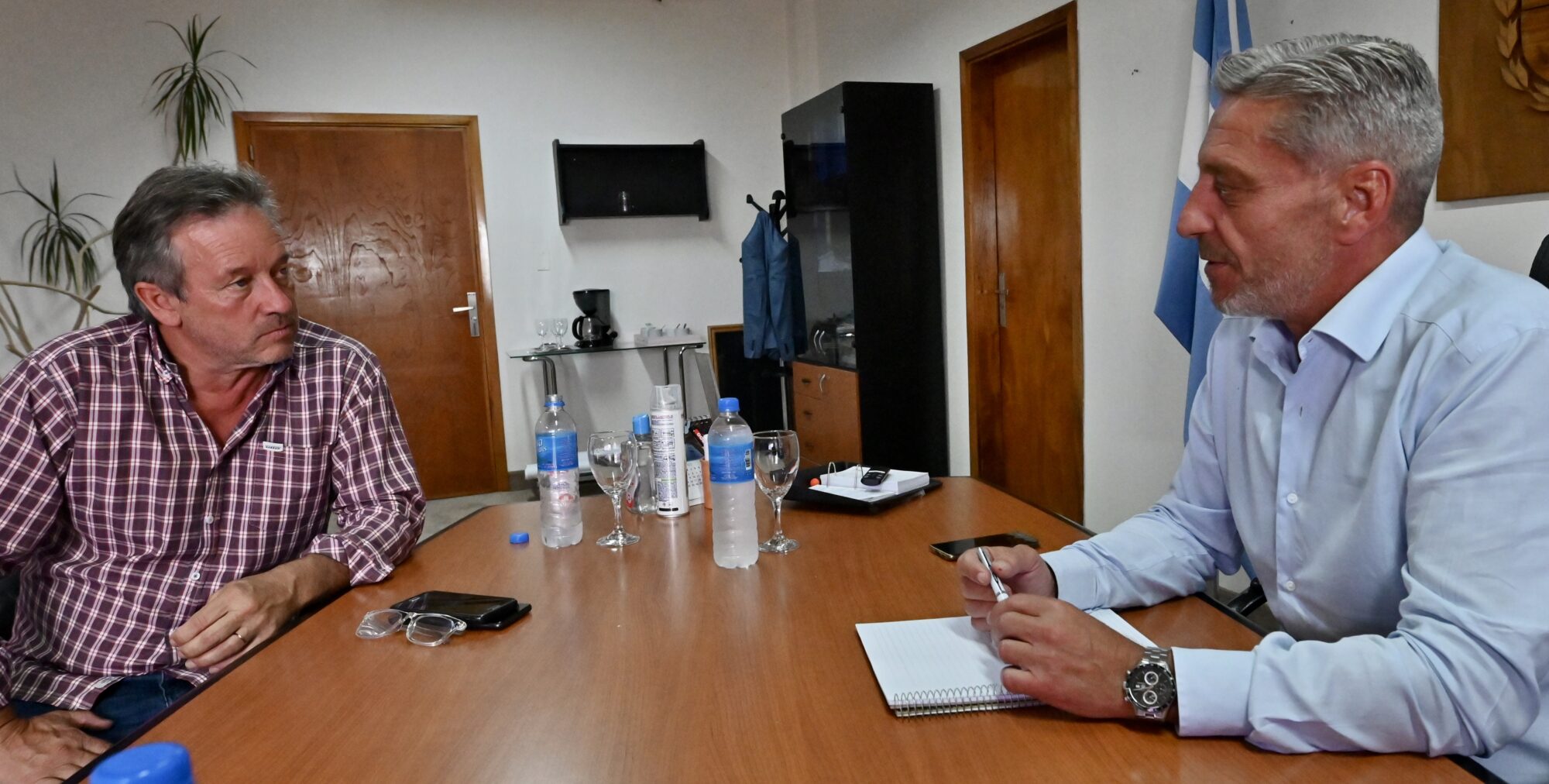 Arcioni recibió al Intendente Huisman y evaluó obras para El Hoyo