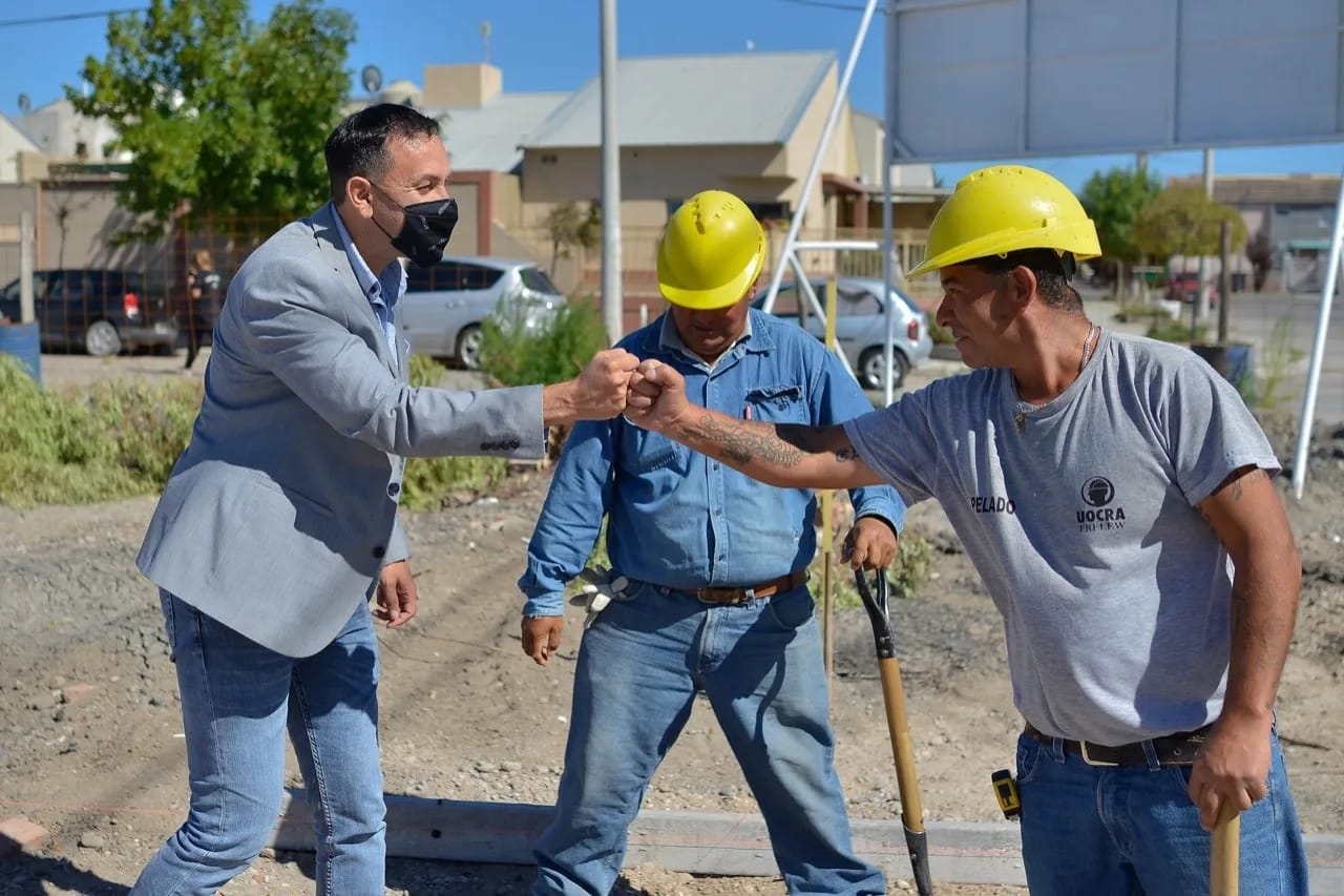 Maderna recorrió los avances de la Plaza de la Mujer y respaldó a De la Vallina: “Estamos muy conformes con todo el equipo de Obras y Servicios Públicos”