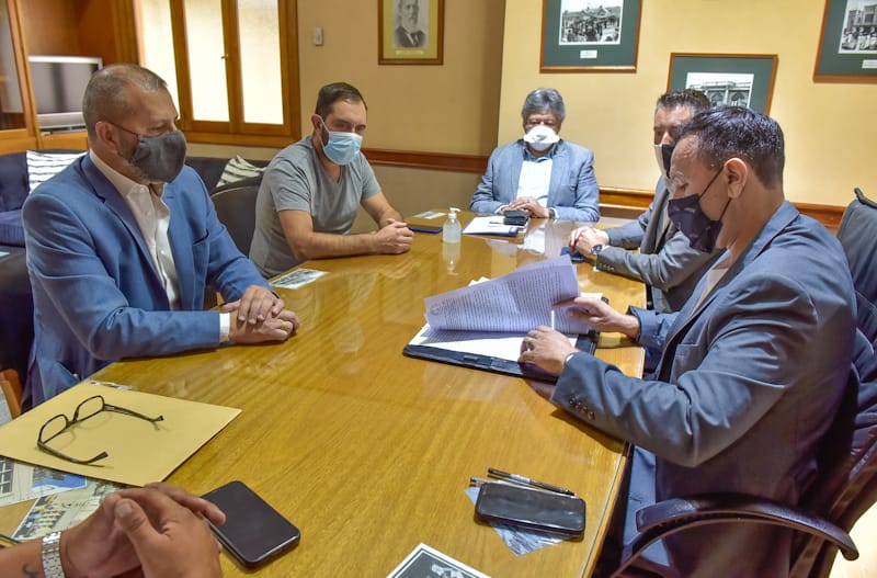 Maderna rubricó convenios con la Cooperativa Eléctrica por el balizamiento del aeropuerto de Trelew y obras de iluminación en el Parque Lineal Brown