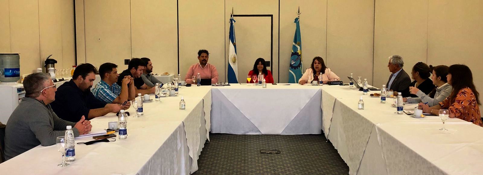 Perata recibió a familias de Comodoro: “Demandan que sus hijos estén en la escuela el 2 de marzo”